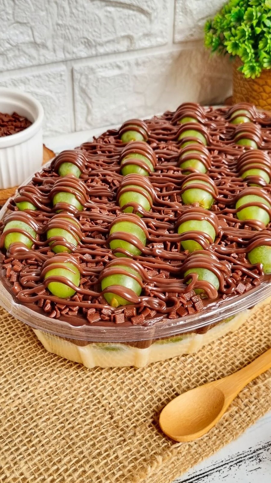 Bombom de uva na travessa coberto com chocolate